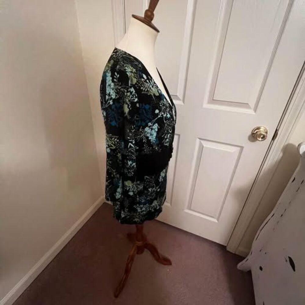 Blouse XL Style & Co. Black Floral V Neck Belt pit-pit=20” length=27” C3023 - Picture 5 of 6